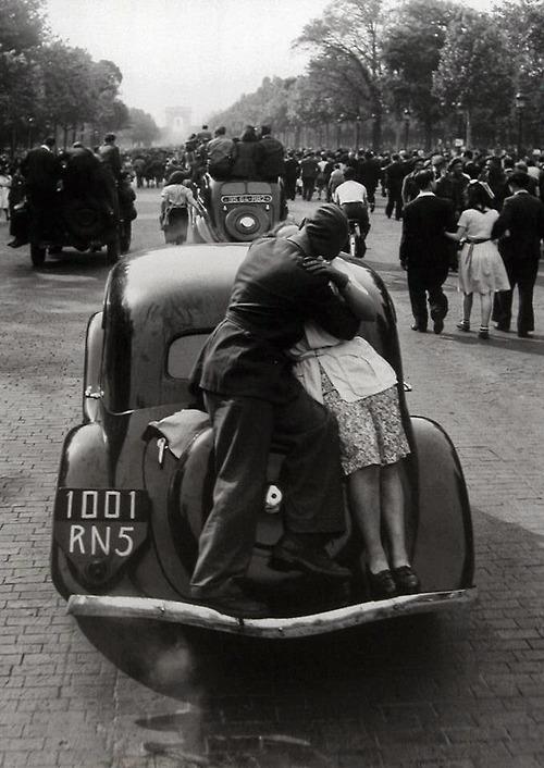The liberation of Paris August 1944 by RobertDoisneau_pictureSource_HistoryInPictures_atHistoryInPicsOnTwitter